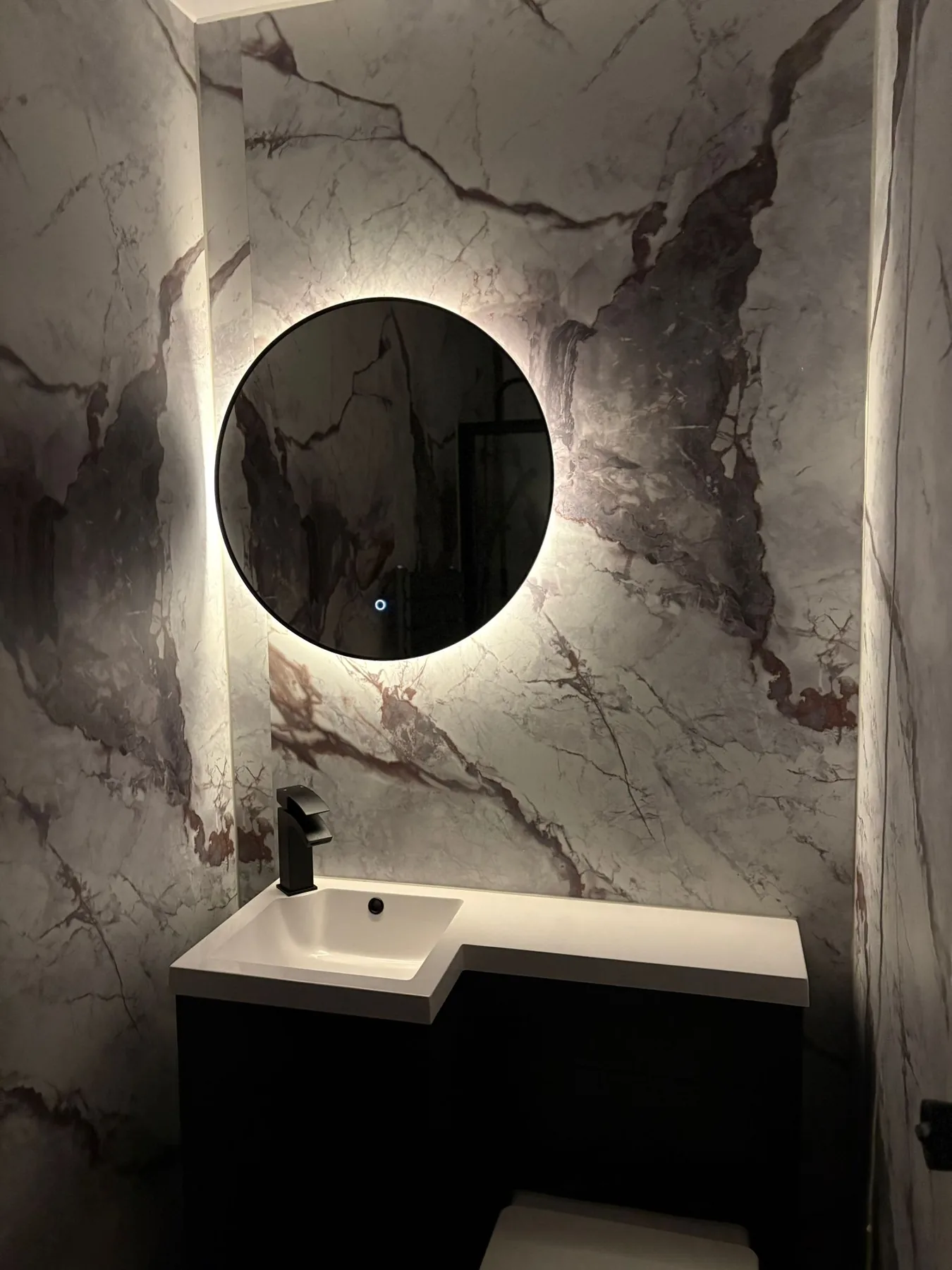 Contemporary bathroom installation